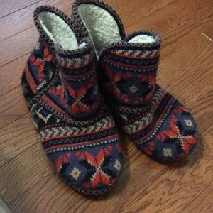 Muk Luk slippers Aztec print size large